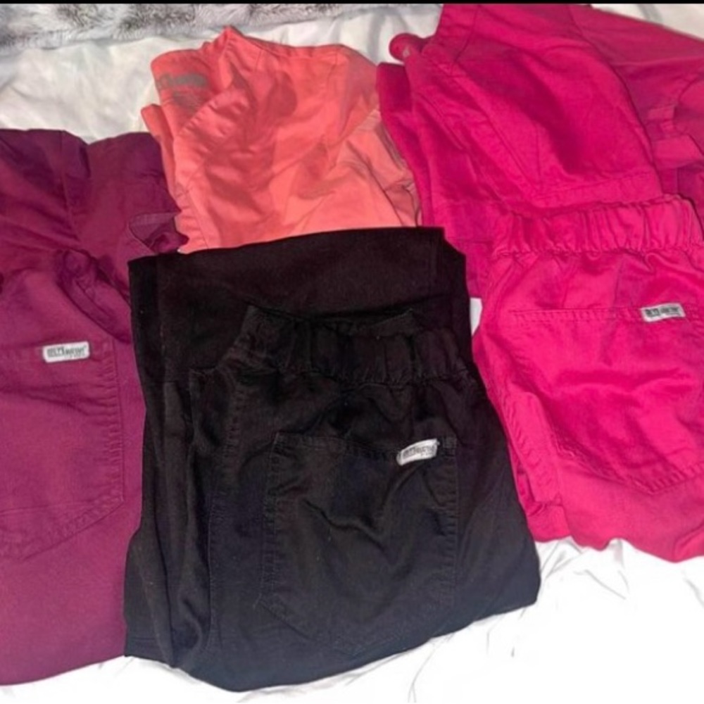 3 Grey’s Anatomy scrub sets